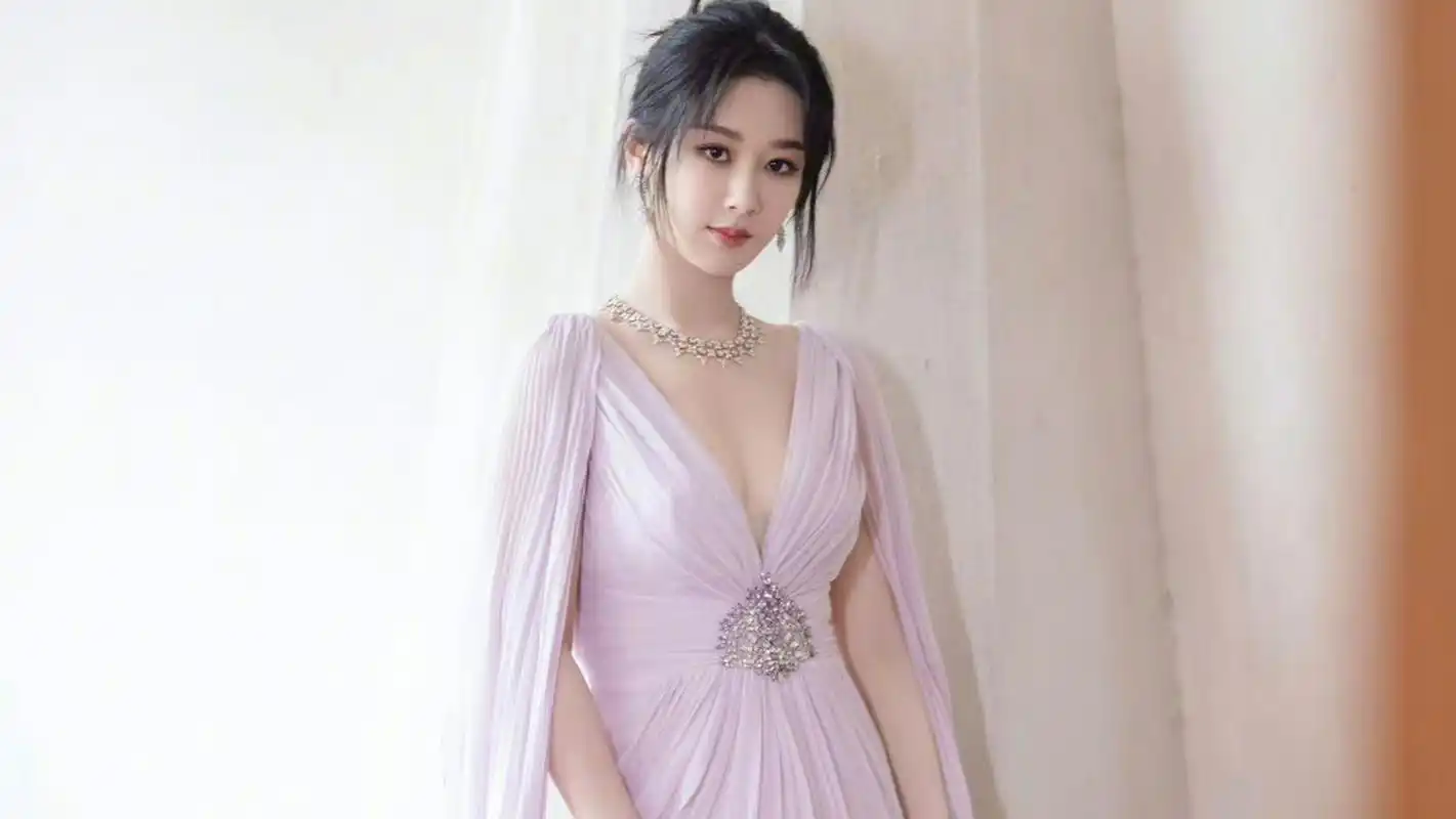 分享杨紫的最新动态和造型大片!