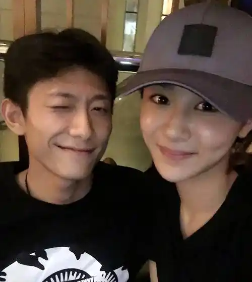 原创张一山新恋情曝光女子主动搂肩陪玩高尔夫两人曾被网友举报