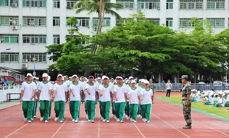 琼海市嘉积中学举行高一年级新生军训汇报总结大会