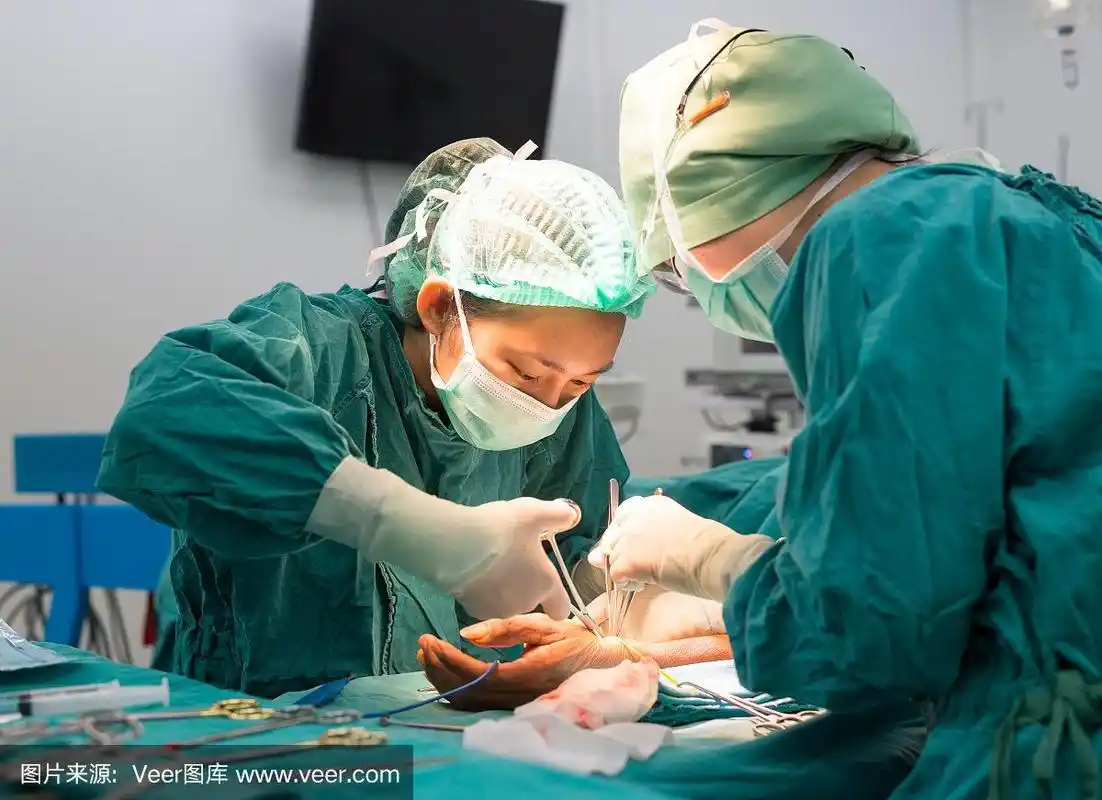 年轻的女外科医生正在做手术