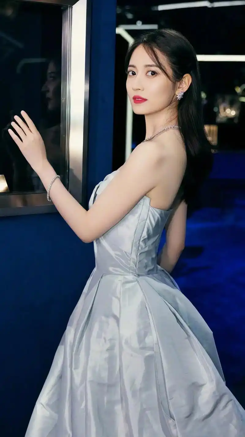 陈钰琪白色抹胸长裙的穿搭显得优雅漂亮好看