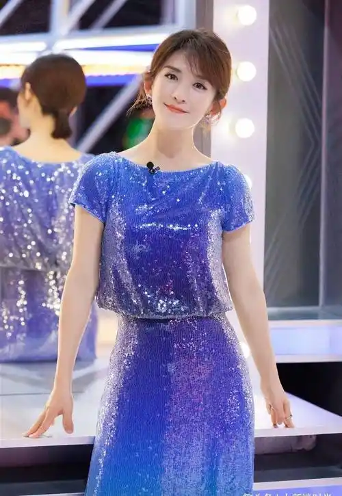 谢娜当妈后依旧时尚,穿渔网裙大秀身材,浓妆之下真惊艳_显得_连衣裙