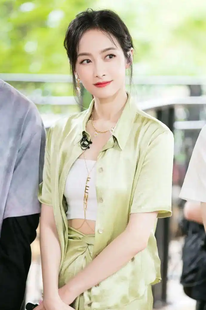 原创女明星的套装穿搭秘诀来了只需配上这一件衣服时髦感翻倍