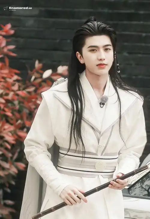 蔡徐坤《奔跑吧》白衣古装造型路透曝光,是古装美男啊