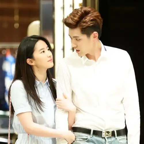 聊一聊吻戏,刘亦菲说吴亦凡总是用力过猛,其他人的吻戏也不咋地