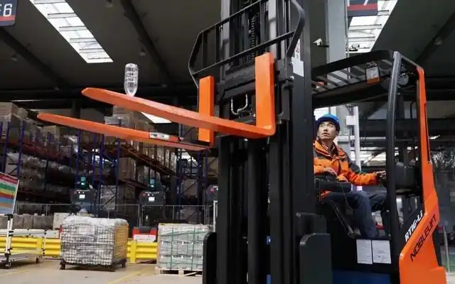 震坤行工业超市走进诺力智能叉车工厂