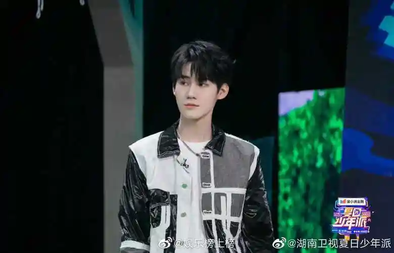 张真源夏日少年派黑白拼接造型小张哥在夏日里面的造型