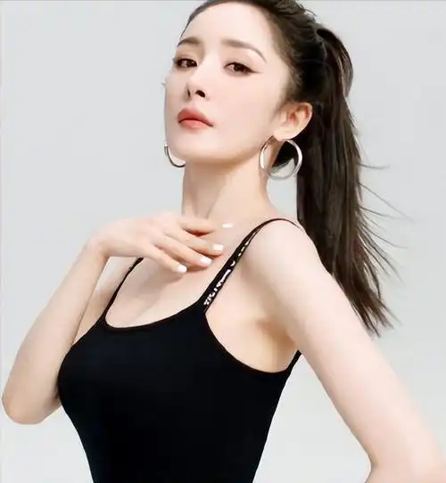 杨幂解锁纯黑造型,露出小蛮腰秀马甲线,魔鬼身材让人移不开眼睛