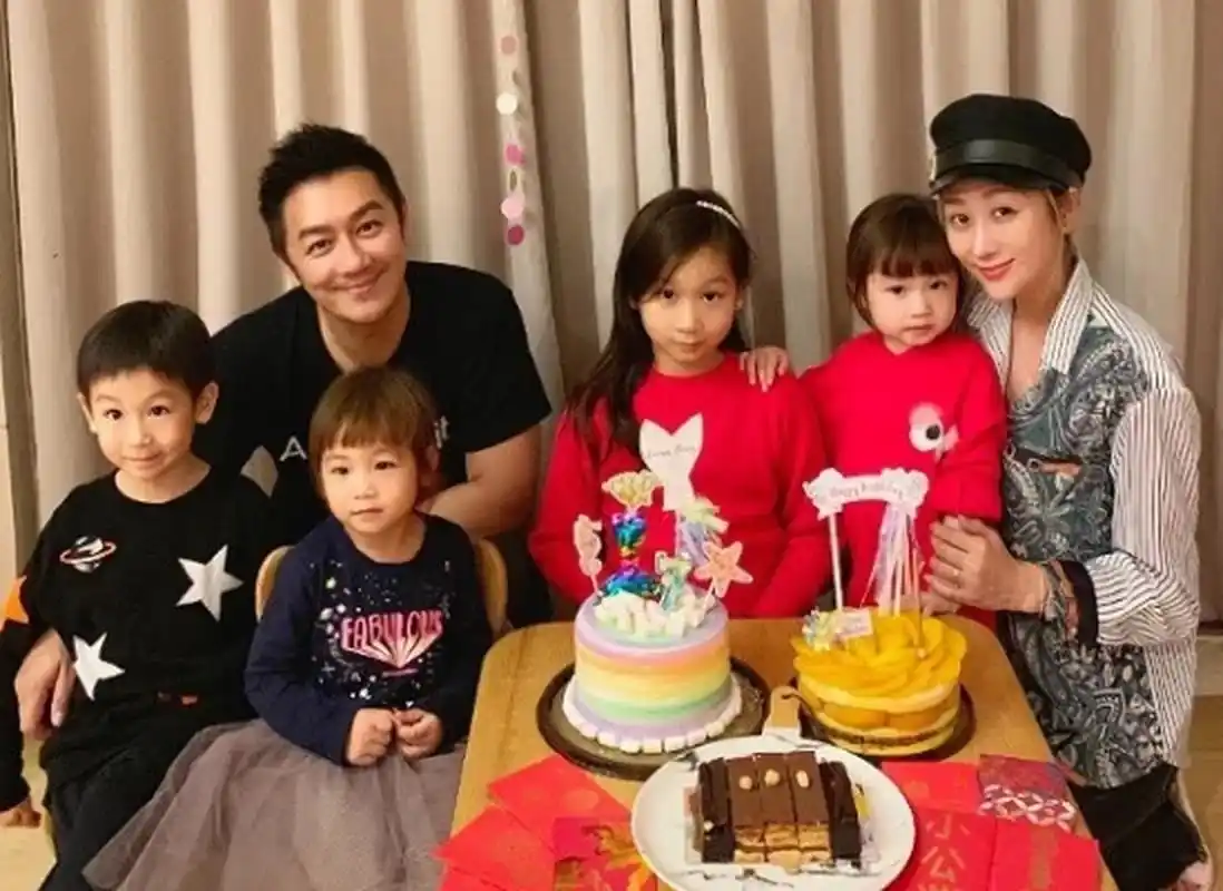 陈浩民:我也想晒晒小孩,可是我就四个小孩,那…… 蒋丽莎:再生啰!