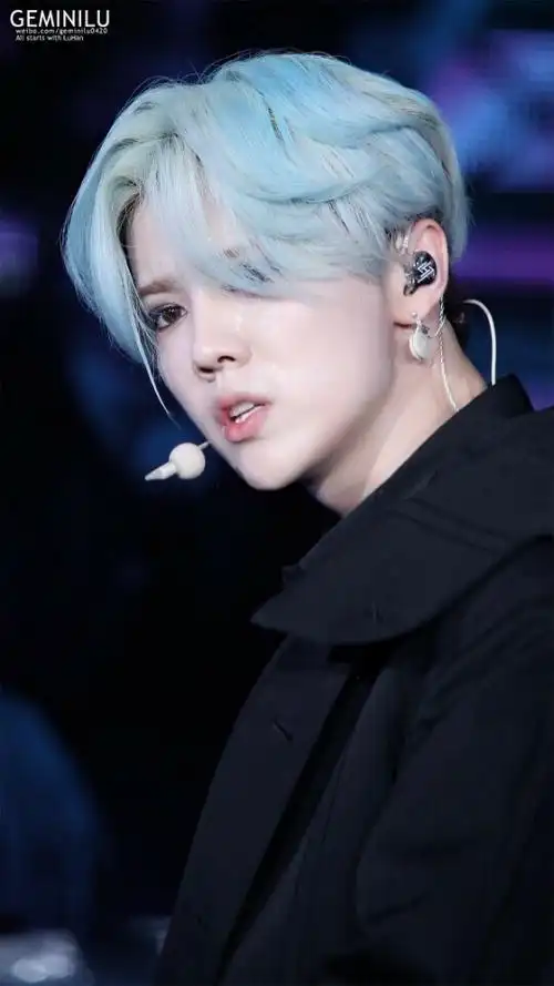 鹿晗发色淡蓝偏绿