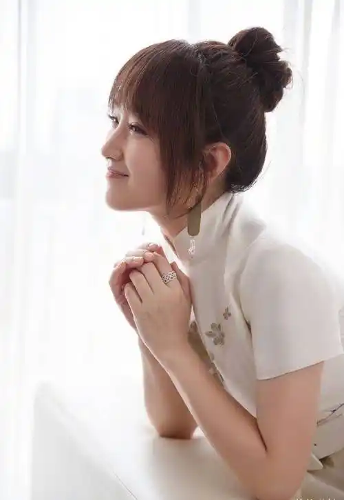 原创49岁杨钰莹春分晒美照穿旗袍裙清丽脱俗扎丸子头好少女