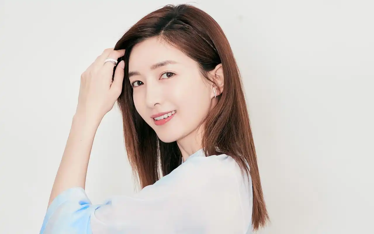 江疏影水墨蓝裙甜美写真高清电脑壁纸