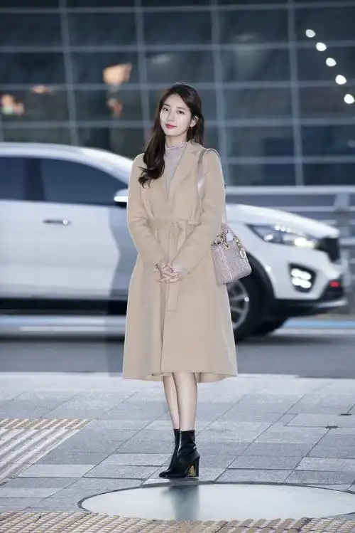 秀智出发到香港时穿著裙装,背宽背带的lady dior包现身仁川机场.