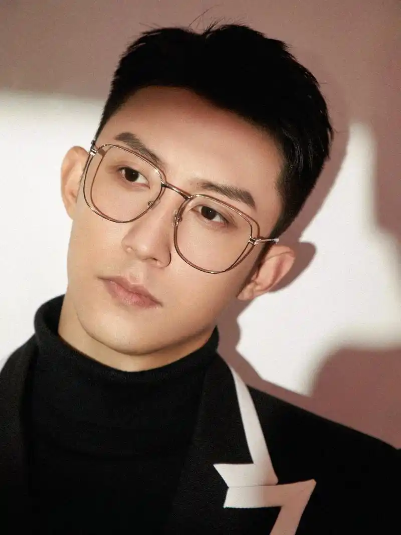 黄景瑜 #颜值 #痞帅 #高级感 #帅哥 #眼神杀 #拍照 - 抖音