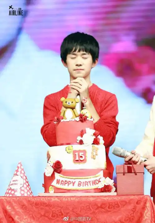 翩翩少年,踏光而来——易烊千玺~生日快乐!