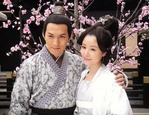 两人在剧中演的都是深爱着林心如的角色,霍建华温柔多情,严屹宽则是