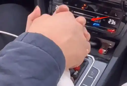 新婚不久的两人有些难分难舍,在车里都十指紧扣,展现两人的甜蜜与恩爱