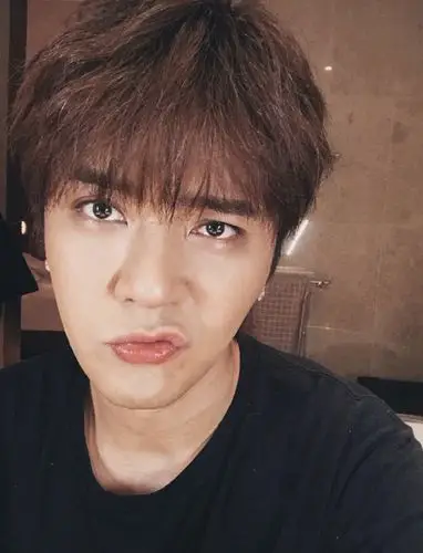 罗志祥对镜自拍帅气依旧超冻龄比耶呲牙搞怪逗趣