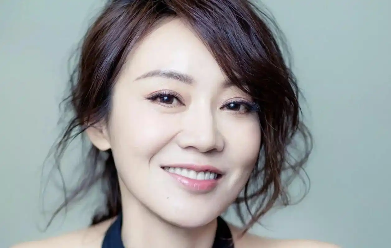 原创闫妮素颜走机场被怼脸拍,跟精修图比差距大,50岁模样太真实