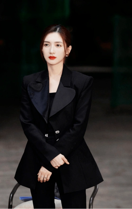 那可得看江疏影的搭配,展现完美气质_风格_服装_的设计