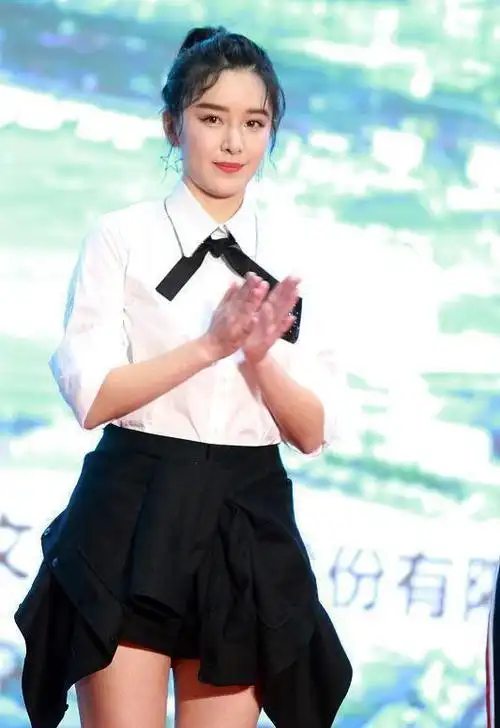 别看阚清子个子不高,但气场真挺强的,一袭黑色衬衫裙似女强人