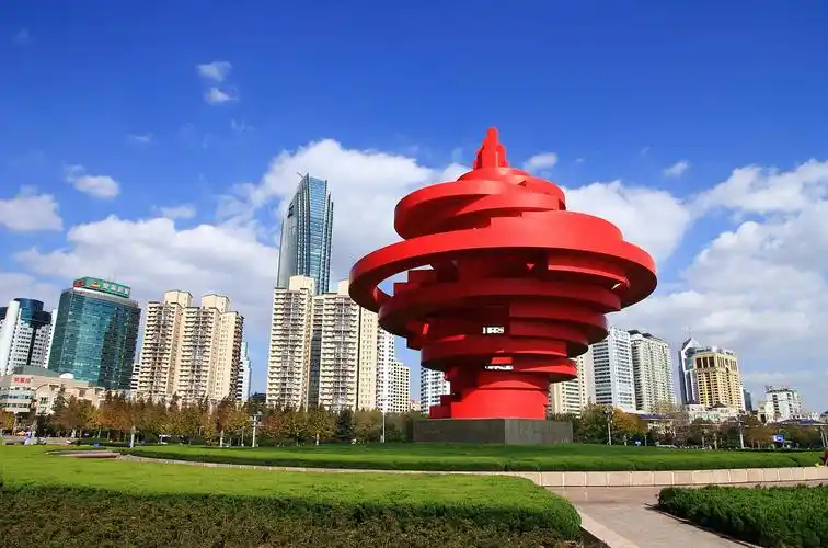 五四广场位于青岛市区东南部海滨,广场上矗立着象征青岛城市精神的