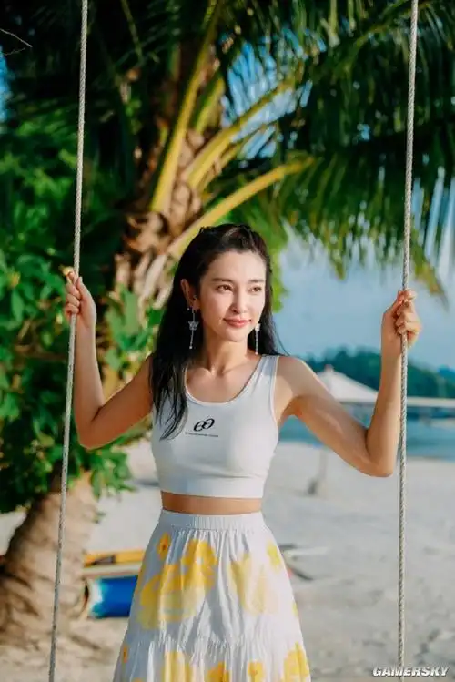 李冰冰晒海边度假写真 穿印花长裙依然满满少女感-360游戏大厅