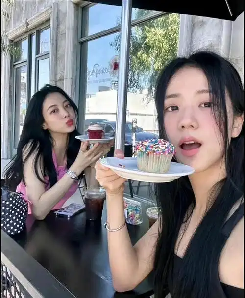 最近,blackpink的成员金智秀在ins上晒出了一组自己吃蛋糕的照片.