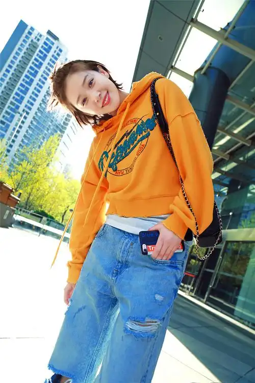 阚清子玩趣街拍曝光 俏皮苹果头抢镜