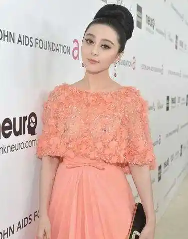 林志玲哈雷那范冰冰 真空上阵露点激凸女星盘点