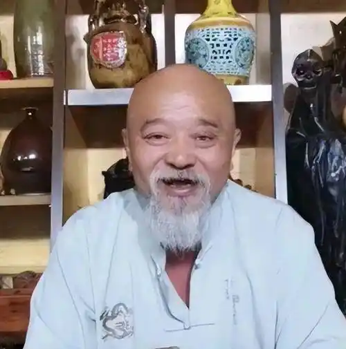 演员李琦:与妻子相识不到一天闪婚,两儿一养女,如今养女成他的骄傲!