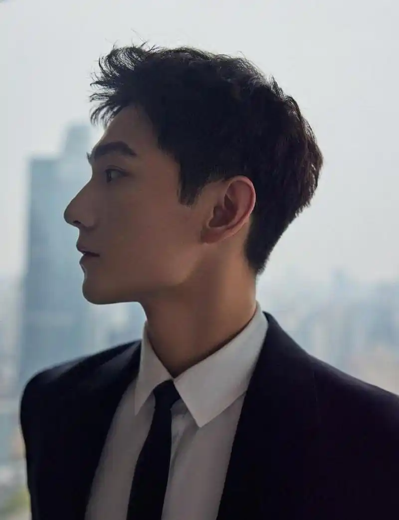 刘亦菲的侧脸和杨洋的侧脸近乎完美!你更喜欢哪个?