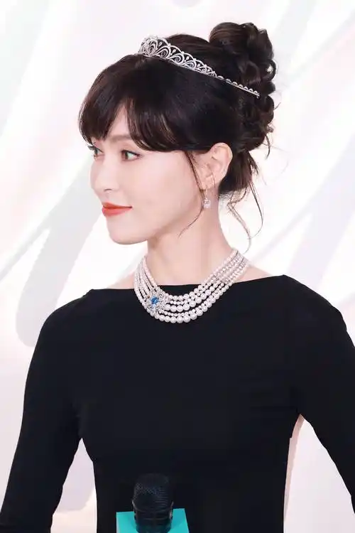 唐嫣真赫本公主惊艳全场,一袭黑色露背礼裙太美了吧!_礼服_造型_舞台