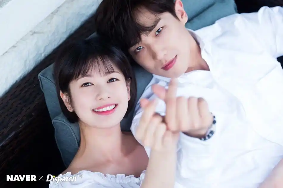 组图:《爸爸好奇怪》李准郑素敏写真 超甜又可人