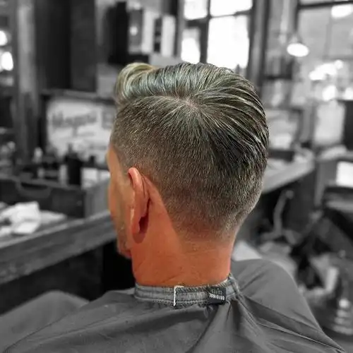 头发花白大哥,剪款背头真帅气,还有更多时尚男发供你选择