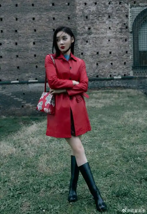 看着袁姗姗米兰时装周穿搭,大红皮衣搭配大红唇,长筒靴搭配大长腿,这