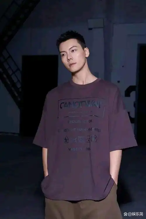 陈伟霆运动风照片曝光深棕短袖与白t切换自如潮酷有型引热议