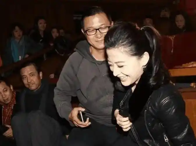 梅婷罕见与老公去领奖,穿皮衣 半身裙像女王,小11岁的他像跟班