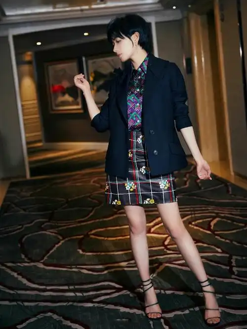 万茜出席活动一天换三套造型网友产后恢复太好了吧