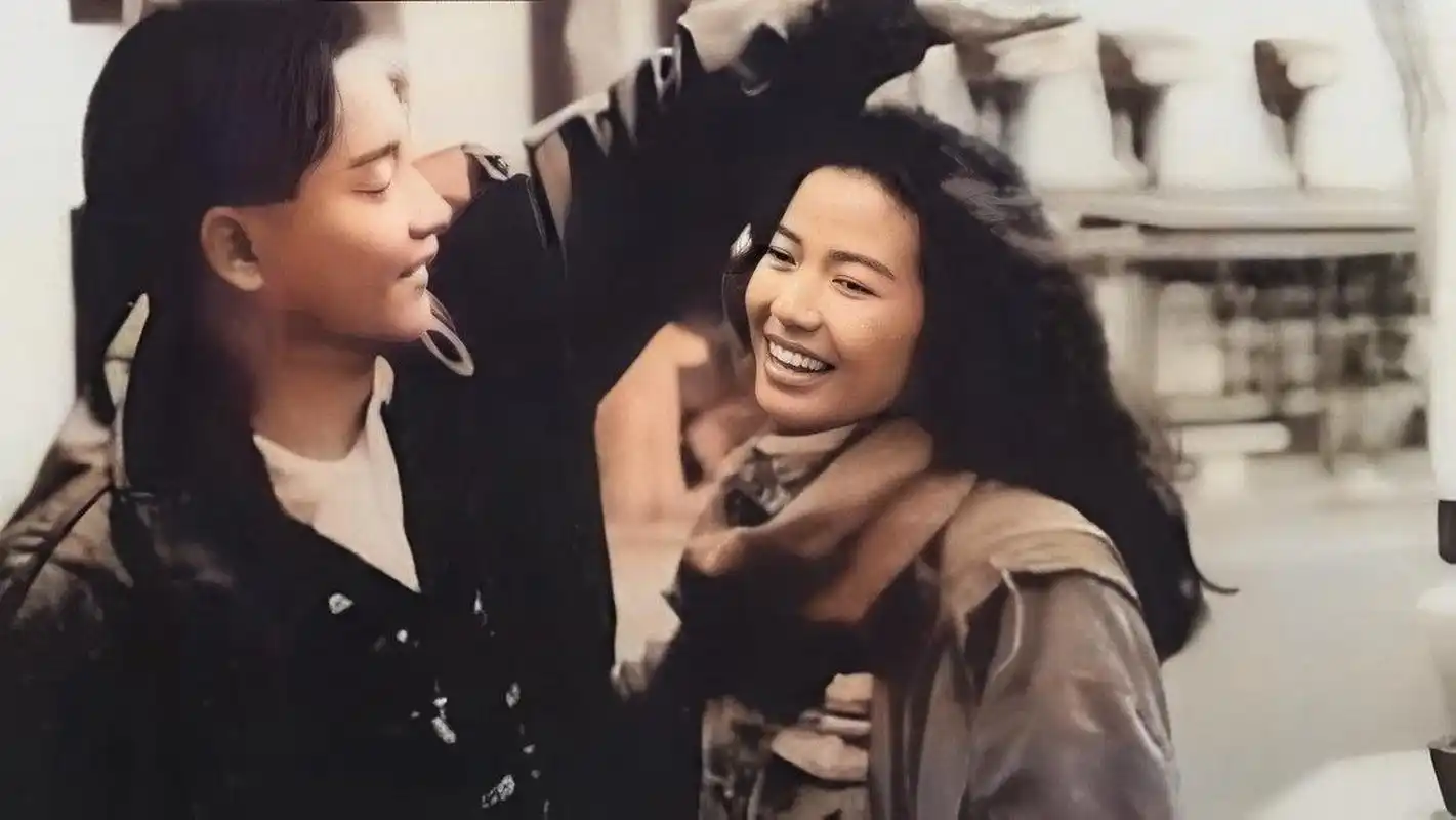 照片中,钟楚红年轻时尚性感,而张国荣则有着精致的脸庞!