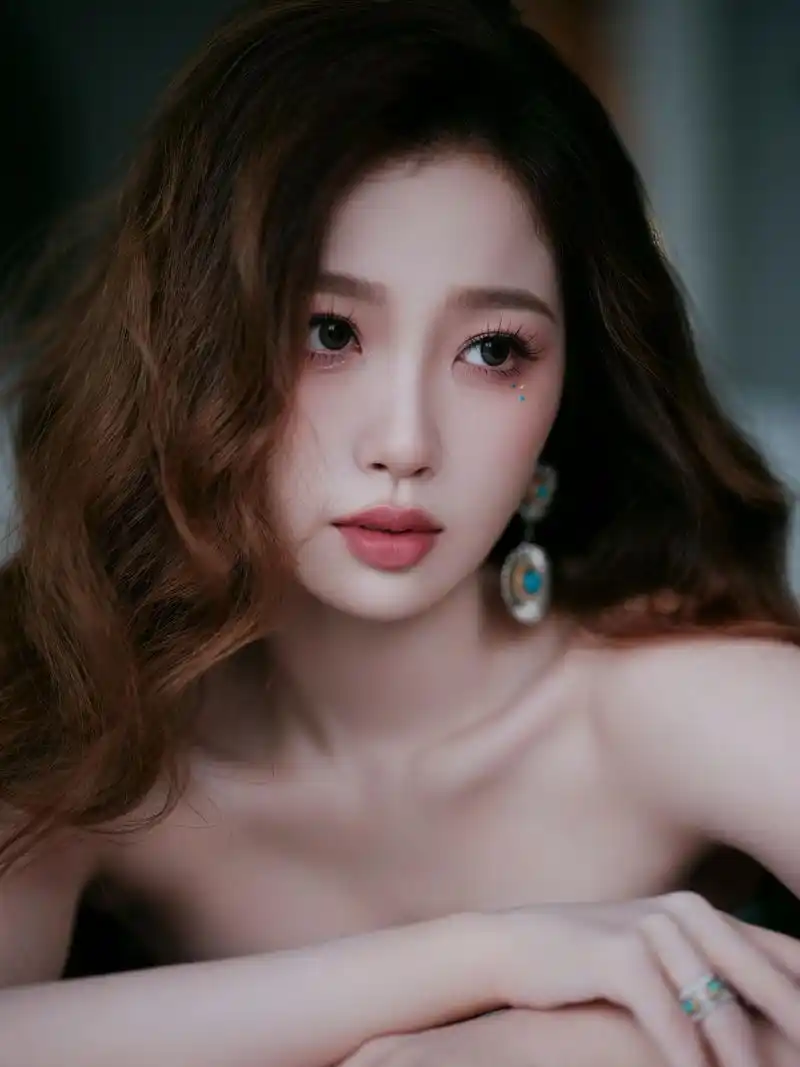 虞书欣穿亮片抹胸裙秀身材 眼神清冷惹人怜