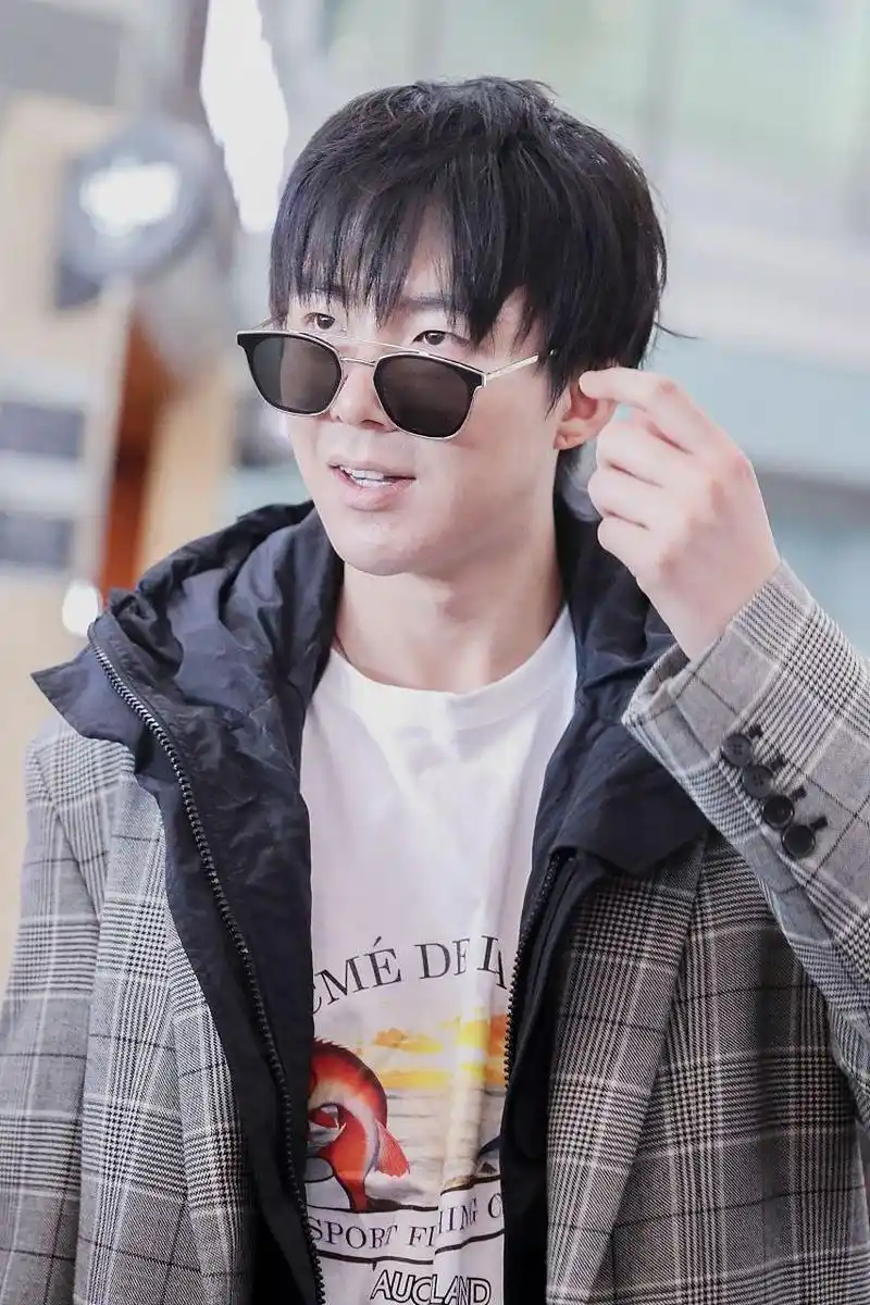 刘宇宁素颜的机场照片,和电视里或是直播中,差距大吗?