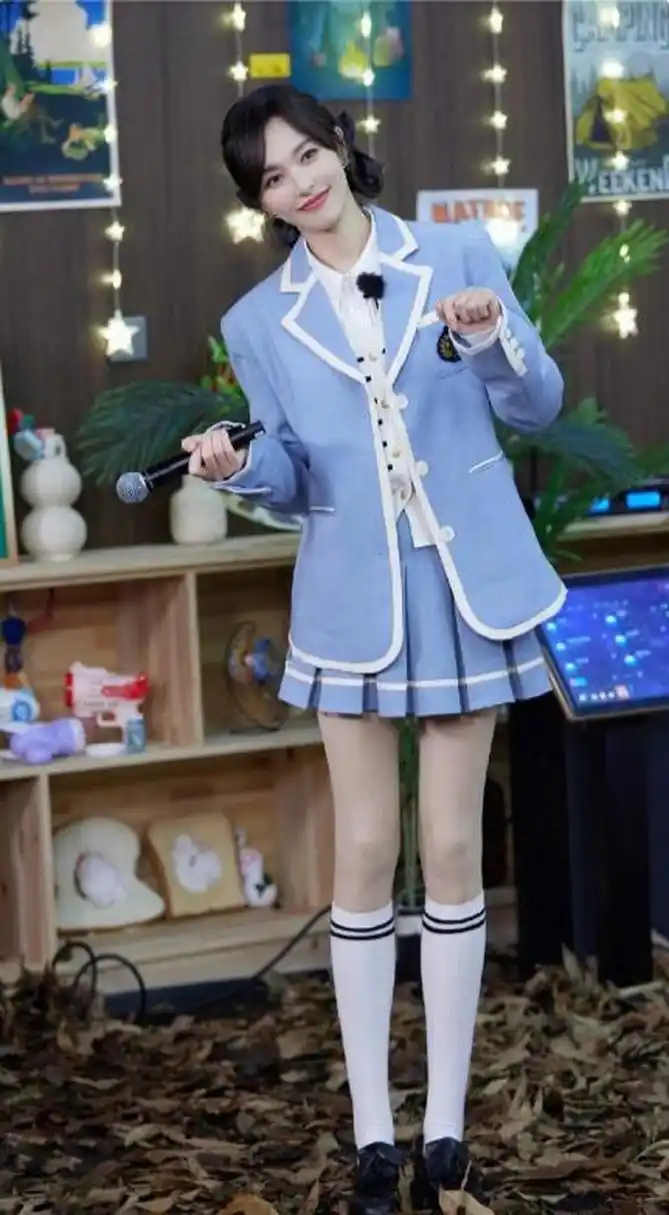 唐嫣穿蓝色校服短裙,腿上有肉丝配白色筒袜太会了吧.