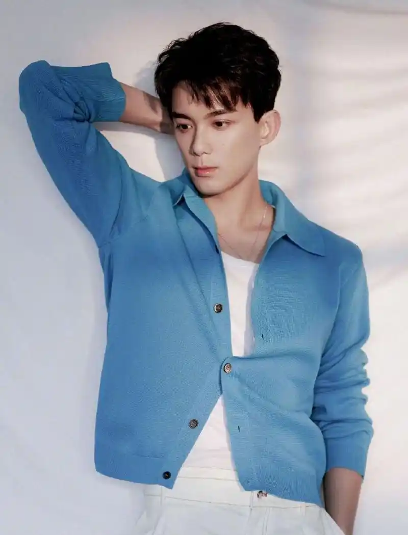 吴磊最新造型释出,身穿淡蓝色上衣 白色简约裤子,清爽俊朗,阳光帅气中