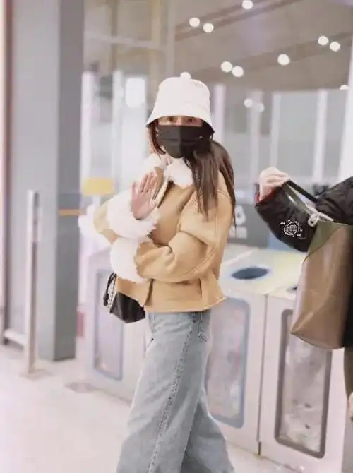 杨幂素颜状态看着好疲惫背影落魄是没休息好吗