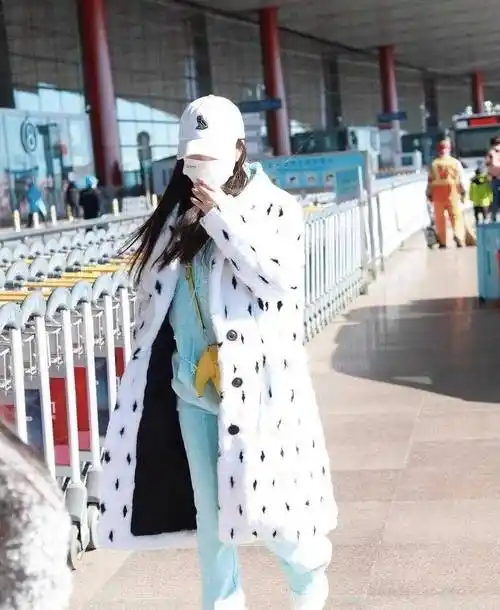 原创李小璐又扮嫩成功穿一身粉色休闲装走机场像18岁一样