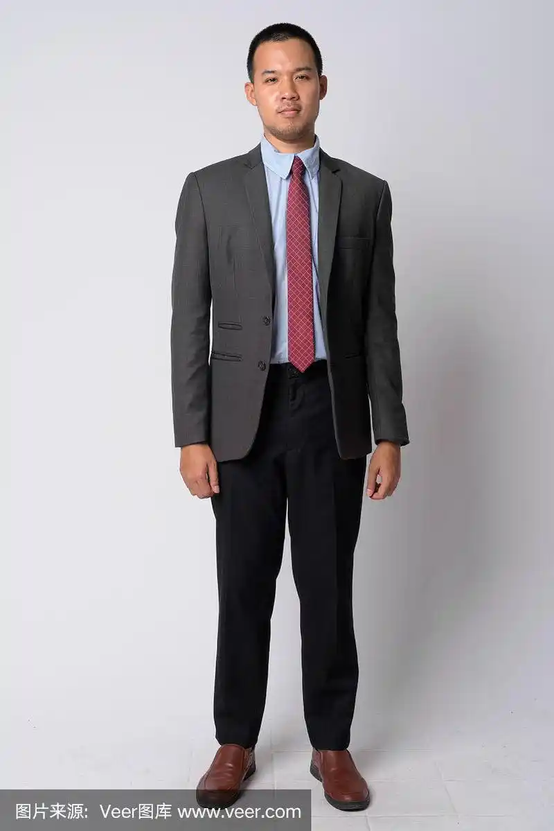 穿着西装的年轻亚洲商人的全身照片