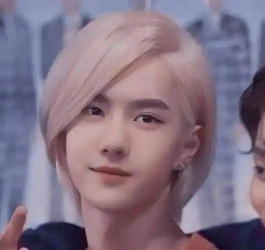 王一博早期的白牡丹照片,一头金色头发,看起来好好看_感觉_少爷_贵族