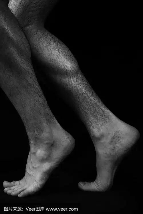 漂亮,肌肉发达,光着脚的男性