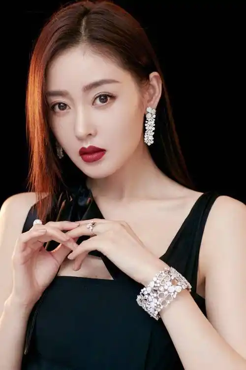 甜美笑容,如阳光般温暖在简约的装扮下,张天爱的笑容如同春日的阳光